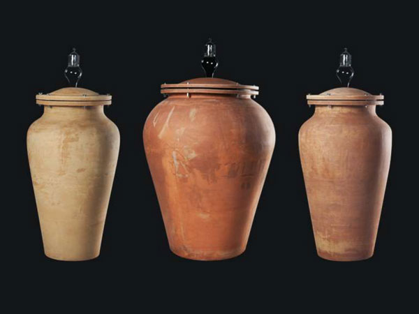 terracotta-amphoras-wine