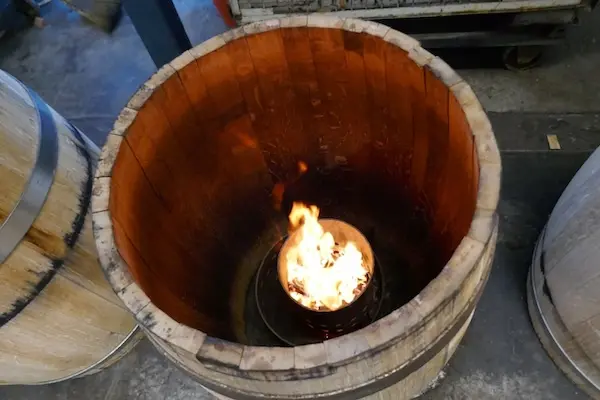French-oak-wine-barrels-toasting